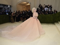 Billie Eilish Bikin Kejutan di MET Gala 2021, Muncul Pakai Gaun Megar