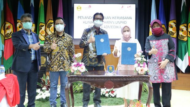 (Kiri-Kanan) Wakil Ketua MWA Unpad Prof. Dr. Arry Bainus, M.A., Direktur Enterprise & Business  Service Telkom Edi Witjara, Direktur Utama Klinik Kesehatan Universitas Padjadjaran Prof. Dr. dr. Achmad  Hussein Sundawa Kartamihardja, Sp.KN. MH.Kes, Direktur Utama AdMedika Dwi Sulistiani, dan Rektor  Universitas Padjadjaran Prof. Dr. Rina Indiastuti usai penandatanganan Perjanjian Kerja Sama tentang  Klinik Universitas Padjadjaran sebagai Jejaring AdMedika di Bandung, beberapa waktu yang lalu.