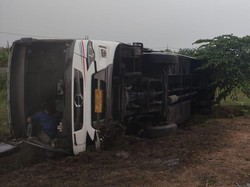 Bus Tentrem Tergelincir Lalu Terguling di Tol Waru-Sidoarjo, 14 Orang Luka Ringan