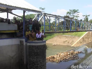 Mayat Bayi Ditemukan Bercampur Sampah di Sungai Bondoyudo Lumajang Mayat Bayi Ditemukan Bercampur Sampah di Sungai Bondoyudo Lumajang