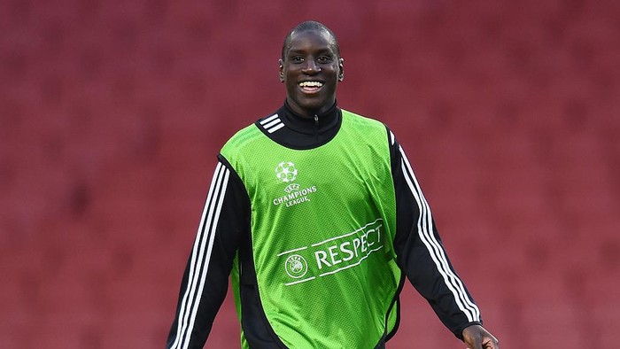 LONDON, ENGLAND - AUGUST 26:  Demba Ba of Besiktas warms up during a training session at Emirates Stadium on August 26, 2014 in London, United Kingdom.  (Photo by Shaun Botterill/Getty Images)