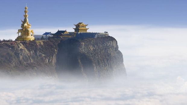 Emei Shan di Sichuan, China Emeishan Jinding temple at 3000m above sea level in Sichuan,, China