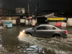 Genangan Air di Jalan Margorejo Indah Surabaya