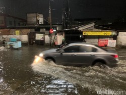 Genangan Air di Jalan Margorejo Indah Surabaya