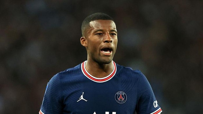 PARIS, FRANCE - AUGUST 14:  Georginio Wijnaldum of Paris Saint- Germain looks on during the Ligue 1 Uber Eats match between Paris Saint Germain and Strasbourg at Parc des Princes on August 14, 2021 in Paris, France. (Photo by David Rogers/Getty Images)