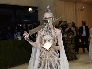 Pacar Elon Musk Eksis di MET Gala 2021, Nyentrik Bawa Pedang