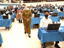 Tinjau Tes SKD CPNS Jatim, Khofifah Pesan Peserta Tak Percaya Joki