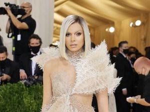 Hailee Steinfeld, Bintang Hawkeye Tampil Dewasa di Met Gala 2021