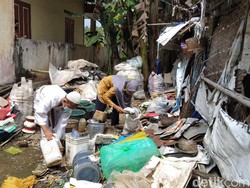Salut! Anak yang Ibunya Kayuh Sepeda Puluhan Kilo Tak Malu Jadi Pemulung