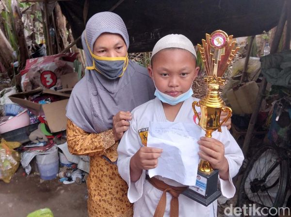 Ini Ibu yang Kayuh Sepeda 27 Km Demi Antar Anak Ikut Kejuaraan Karate