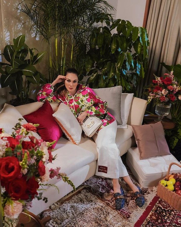 Gucci Horsebit 1995 small top handle bag warna putih seharga Rp 38 juta.