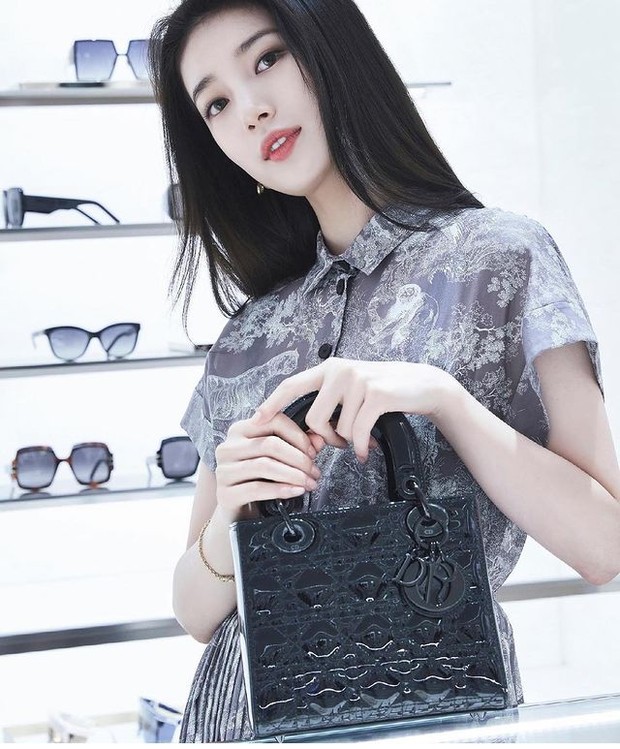 Instagram.com/skuukzky Suzy pakai Small Lady Dior Bag Black Ultraglossy Pattent Cannage Calfskin seharga Rp 69,8 juta.