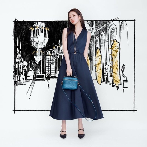 Instagram.com/skuukzky Suzy pakai Small Dior Travel Vanity Case seharga Rp 42,7 juta.