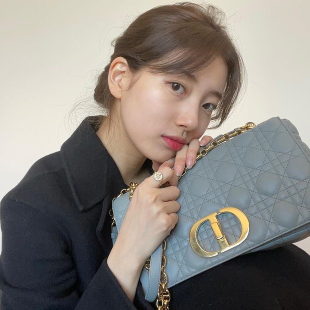 Instagram.com/skuukzky Suzy pakai Large Dior Cargo Bag seharga Rp 65.5 juta.