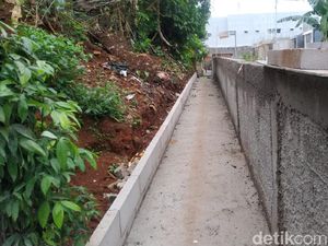 Tembok Perumahan Depan Rumah Warga di Serua Dibongkar, Jalan Juga Disemen