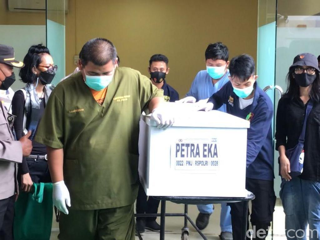 Suasana Haru Jenazah Korban Kebakaran Lapas Tangerang Diserahkan ke Keluarga Suasana Haru Jenazah Korban Kebakaran Lapas Tangerang Diserahkan ke Keluarga