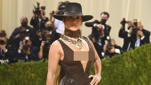 6 Potret Jennifer Lopez bak Koboi Seksi, Pakai Dress yang Ekpos Belahan Dada
