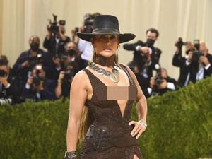 6 Potret Jennifer Lopez bak Koboi Seksi, Pakai Dress yang Ekpos Belahan Dada 6 Potret Jennifer Lopez bak Koboi Seksi, Pakai Dress yang Ekpos Belahan Dada