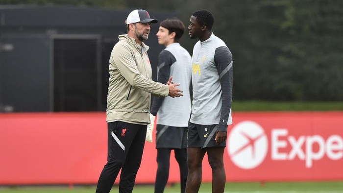 KIRKBY, ENGLAND - SEPTEMBER 14: Jurgen Klopp, Manager of Liverpool speaks to Ibrahima Konate of Liverpool during a training session ahead of their UEFA Champions League group stage match against AC Milan at AXA Training Centre on September 14, 2021 in Kirkby, England. (Photo by Nathan Stirk/Getty Images)