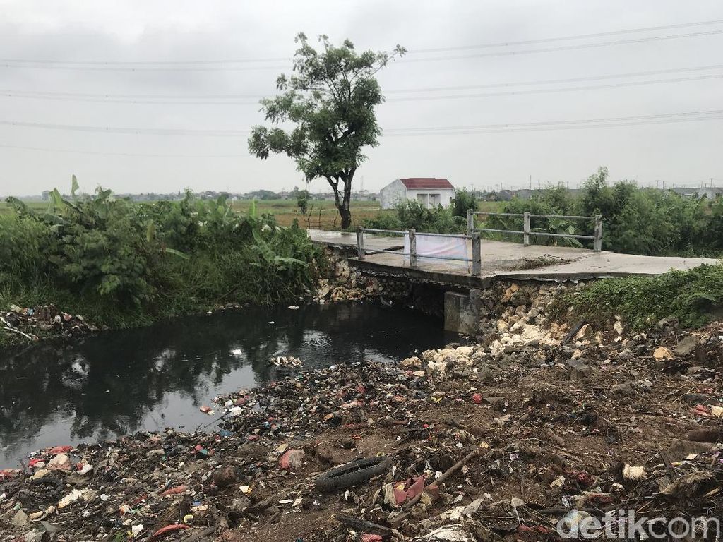 Agar Sampah Tak Lagi Menutup Kali Busa, Warga Harap Jembatan Diperbaki