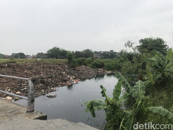 Kali Busa di Bekasi: Dulu Tertutup Sampah, Kini Terlihat Airnya