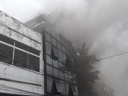 Ruko di Seberang LTC Glodok Terbakar, Asap Hitam Membumbung