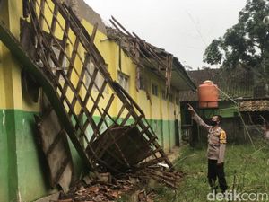 Dua Kelas SD di Sukabumi Ambruk Diterjang Hujan
