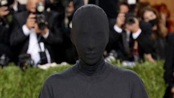 Kim Kardashian ke Met Gala Pakai APD, Tubuh Terbungkus Kain Hitam