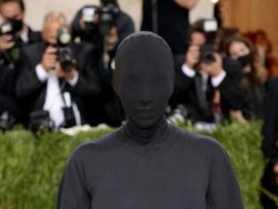 8 Meme Kocak Kim Kardashian di Met Gala, Mirip Logo Toilet Hingga Jin Khodam