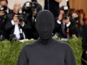 8 Meme Kocak Kim Kardashian di Met Gala, Mirip Logo Toilet Hingga Jin Khodam 8 Meme Kocak Kim Kardashian di Met Gala, Mirip Logo Toilet Hingga Jin Khodam