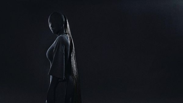7 Gaya Kim Kardashian Tutupi Seluruh Wajah, Viral Jadi Meme Mirip Dementor