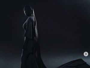 7 Gaya Kim Kardashian Tutupi Seluruh Wajah, Viral Jadi Meme Mirip Dementor