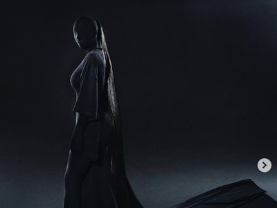 7 Gaya Kim Kardashian Tutupi Seluruh Wajah, Viral Jadi Meme Mirip Dementor