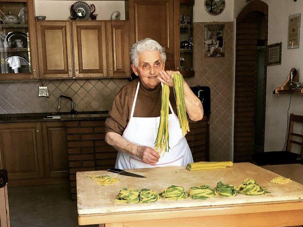 Klasik! Ini Proses Pembuatan Pasta Tradisional dari Para Nenek di Italia