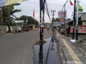 Deadline Tinggal Sepekan, Tiang-tiang Masih Makan Jalan di Ciputat Timur