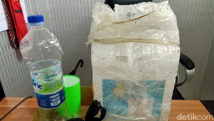 Korban tewas akibat pesta minuman keras (miras) dicampur cairan hand sanitizer bertambah jadi lima orang. Begini momen horor tewasnya para korban. (dok Istimewa) Korban tewas akibat pesta minuman keras (miras) dicampur cairan hand sanitizer bertambah jadi lima orang. Begini momen horor tewasnya para korban. (dok Istimewa)