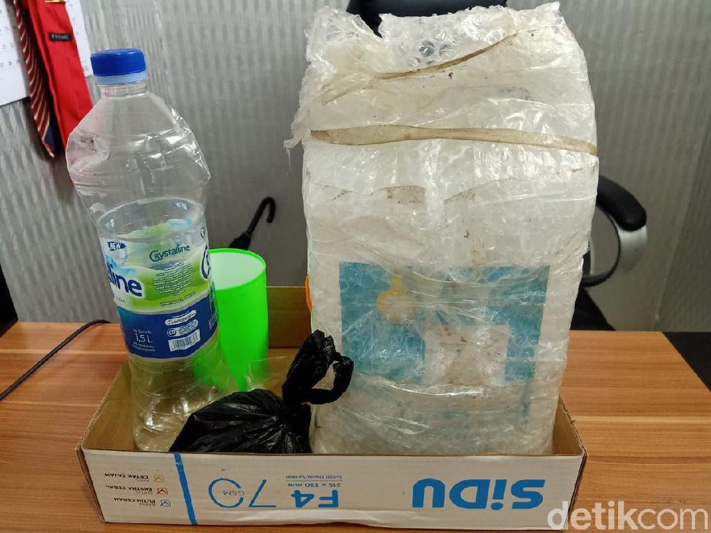 5 Anak Punk Tewas, Ini yang Terjadi pada Tubuh Jika Minum Hand Sanitizer 5 Anak Punk Tewas, Ini yang Terjadi pada Tubuh Jika Minum Hand Sanitizer