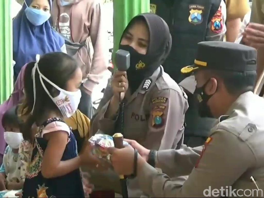 25 Anak di Sekitar Lokasi Ledakan Bondet Pasuruan Terima Trauma Healing 25 Anak di Sekitar Lokasi Ledakan Bondet Pasuruan Terima Trauma Healing