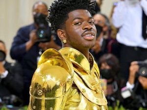 Bukan Main! Lil Nas X Pakai Jubah Emas di Met Gala 2021 Bukan Main! Lil Nas X Pakai Jubah Emas di Met Gala 2021