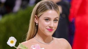 Lili Reinhart, Bintang Riverdale Tampil Memukau di Met Gala 2021
