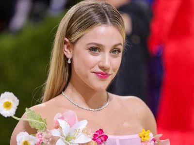 Lili Reinhart, Bintang Riverdale Tampil Memukau di Met Gala 2021