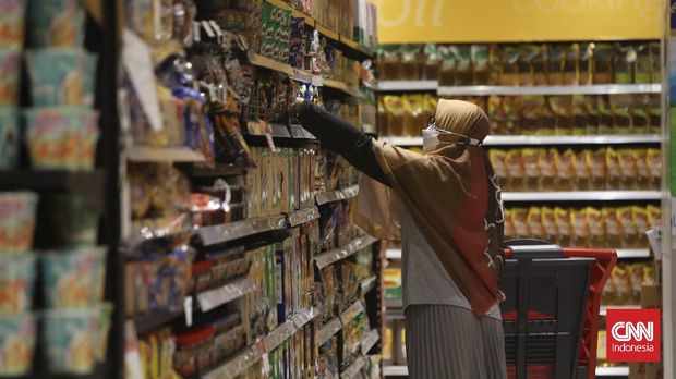 Suasana hipermarket Transmart Di Jakarta, Selasa, 14 September 2021. Pemerintah mewajibkan masyarakat yang masuk supermarket dan hypermarket menggunakan aplikasi Pedulilindungi mulai hari ini, Selasa (14/9). Ketentuan ini sesuai dengan Instruksi Menteri Dalam Negeri Nomor 39 Tahun 2021 tentang Pemberlakuan Pembatasan Kegiatan Masyarakat (PPKM) Level 4, Level 3, Level 2 Corona Virus Disease 2019 di Wilayah Jawa dan Bali. CNN Indonesia/Safir Makki
