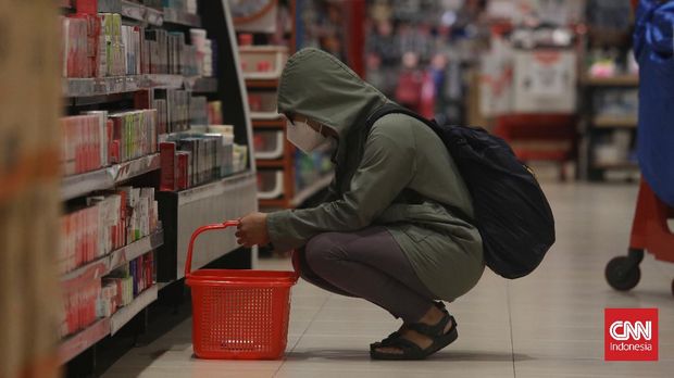 Suasana hipermarket Transmart Di Jakarta, Selasa, 14 September 2021. Pemerintah mewajibkan masyarakat yang masuk supermarket dan hypermarket menggunakan aplikasi Pedulilindungi mulai hari ini, Selasa (14/9). Ketentuan ini sesuai dengan Instruksi Menteri Dalam Negeri Nomor 39 Tahun 2021 tentang Pemberlakuan Pembatasan Kegiatan Masyarakat (PPKM) Level 4, Level 3, Level 2 Corona Virus Disease 2019 di Wilayah Jawa dan Bali. CNN Indonesia/Safir Makki
