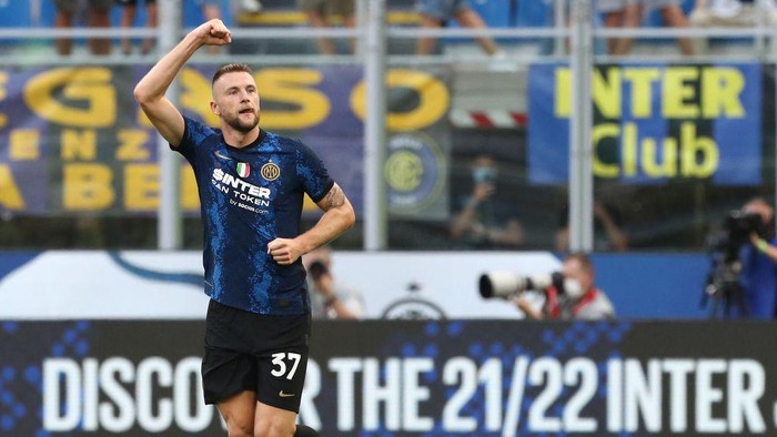 MILAN, ITALY - AUGUST 21: Milan Skriniar of FC Internazionale celebrates after scoring the opening goal during the Serie A match between FC Internazionale v Genoa CFC at Stadio Giuseppe Meazza on August 21, 2021 in Milan, Italy. (Photo by Marco Luzzani/Getty Images)