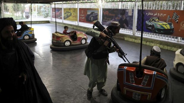 Milisi Taliban Pelesiran di Taman Hiburan Kabul Taliban soldiers ride bumper cars at an amusement park in Kabul, Afghanistan, September 13, 2021. WANA (West Asia News Agency) via REUTERS ATTENTION EDITORS - THIS IMAGE HAS BEEN SUPPLIED BY A THIRD PARTY.