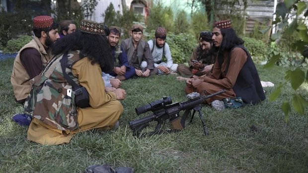 Milisi Taliban Pelesiran di Taman Hiburan Kabul A rifle lies on the ground as Taliban soldiers sit in an amusement park in Kabul, Afghanistan, September 13, 2021. WANA (West Asia News Agency) via REUTERS ATTENTION EDITORS - THIS IMAGE HAS BEEN SUPPLIED BY A THIRD PARTY.