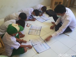 Kelas Roboh, 71 Murid MI Polman Belajar Tanpa Meja-Kursi di Ruang Guru