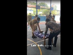 Nadiem Angkat Meja Bareng Gibran saat Tinjau PTM Solo, Untung Bukan Marmer Nadiem Angkat Meja Bareng Gibran saat Tinjau PTM Solo, Untung Bukan Marmer