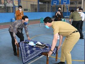 7 Foto Kompak Nadiem-Gibran Angkat Meja saat Tinjau PTM di Solo 7 Foto Kompak Nadiem-Gibran Angkat Meja saat Tinjau PTM di Solo