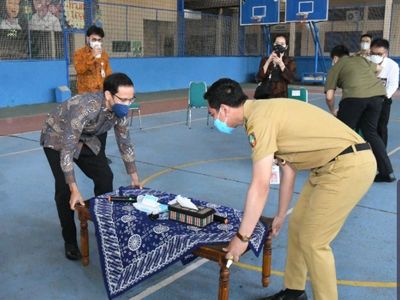 7 Foto Kompak Nadiem-Gibran Angkat Meja saat Tinjau PTM di Solo